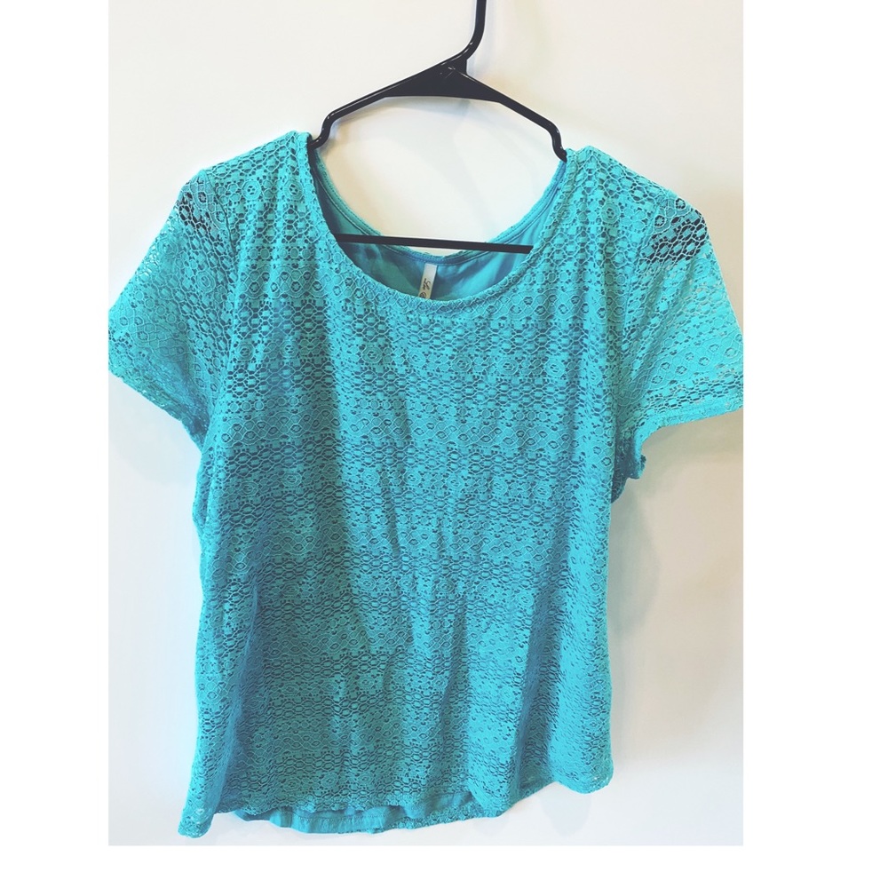 Leo & Nicole women’s blue top with pattern.